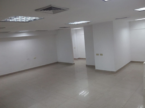 En Alquiler Local Comercial Y Oficinas Planta Baja ,centro Comercial Camino Real Barcelona