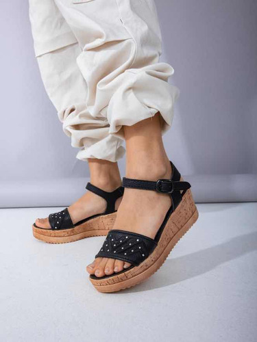 Sandalias Negras Taco Chino Con Base Simil Corcho Y Tachas