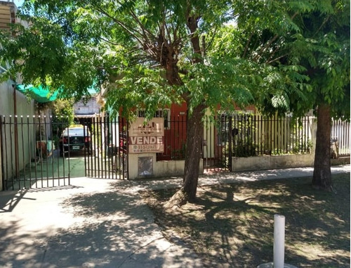 Casa Con Patio, Jardín Y Garaje + Departamento 3 Ambientes Al Fondo, Ubicado En San Justo, Partido De La Matanza.
