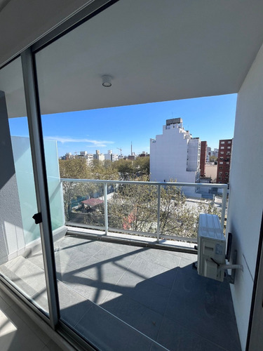 Venta Apartamento De 2 Dormitorios Con Garaje Y Balcón Piso 7 Libre Para Ocupar En Agosto