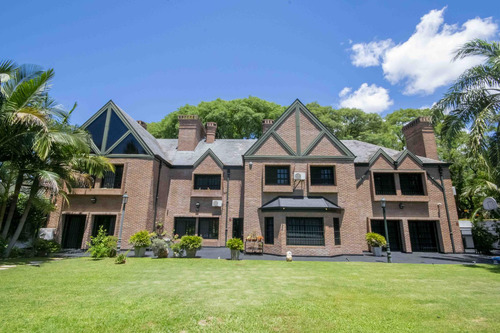 Casa De 9 Ambientes Con Dos Dependencias Y Sala De Juegos En Venta En Acassuso.