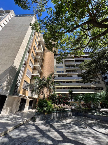 Venta De Estupendo Apartamento Altamira 