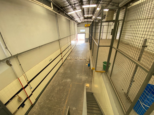 Depósito/galpón C.a.b.a. Titular Vende Ó Alquila A 3000 Dolares Mensuales, Zonif: E2 , Luz Trifásica, Ideal Situación Geográfica A Metros Salida Autopista Dellepiane A 1000 Metros Avenida Gral. Paz