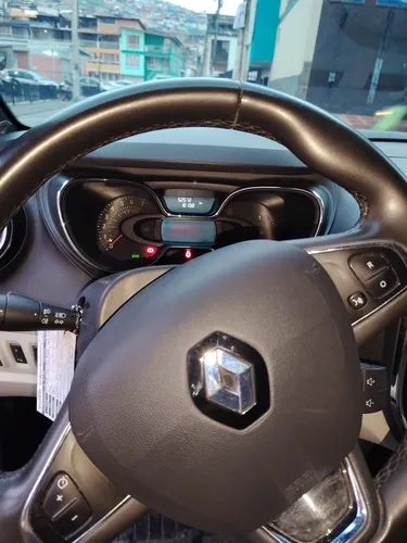 Camioneta Captur Zen, Automática, Modelo 2021, Motor 2.0
