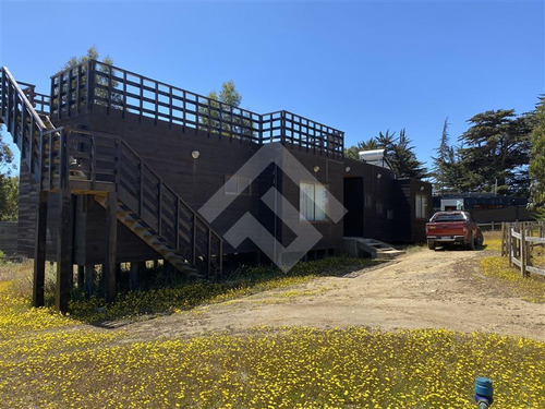 Casa En Venta De 6 Dorm. En Pichilemu, Sector Punta De Lobos