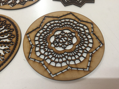 Imagen 2 de 10 de Mandala Souvenir Laser De Fibrofacil Somos Fabricantes 15cm
