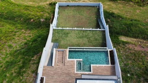 Casa Com Amplo Espaço De Lazer Particular