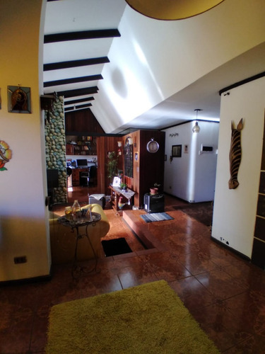 Se Vende Casa Con 2 Cabañas Ubicada En Sector Miraflores