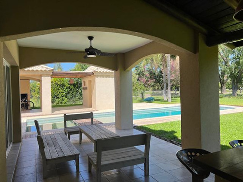 Casa En Venta Barrio Los Jazmines, Pilar Del Este