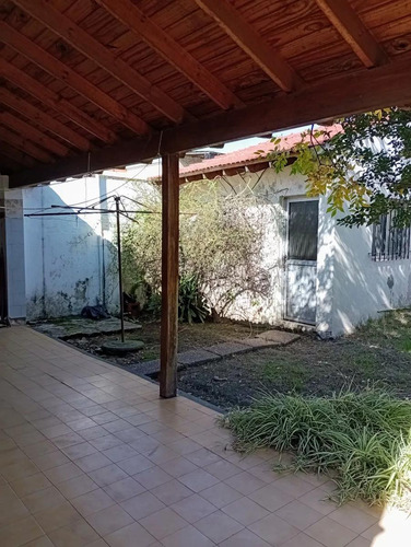Casa En Venta - 3 Dormitorios 1 Baño - Cochera - 240mts2 - Lanús