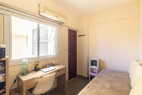 Venta. Tres Ambientes Con Dependencia. Barracas.