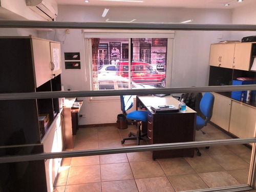 Imagen 3 de 21 de Oficina/ Consultorios 300 Mts2 Cub. Sobre Lote Propio.- A 200 Mts De Rivadavia.