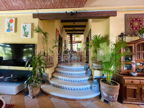 Casa En Venta En Huertas La Joya, Estilo Campestre, Con 4 Recámaras