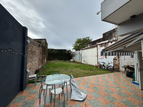 Casa 2 Ambientes, Amplio Terreno Ideal Para Inversion