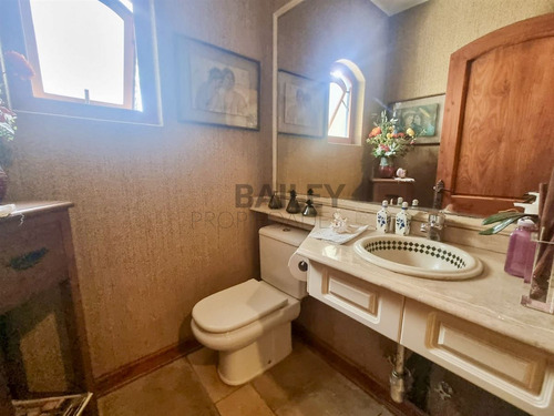 Casa En Venta De 5 Dorm. En Concón