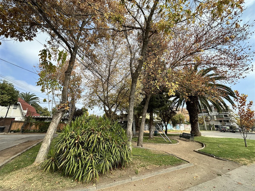 Casa En Venta De 5 Dorm. En Ñuñoa