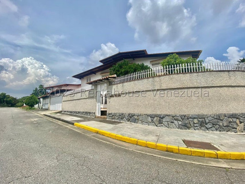 Casa Dúplex Villa Garofalo En Calle Cerrada En Venta En Macaracuay Calle J Caracas 