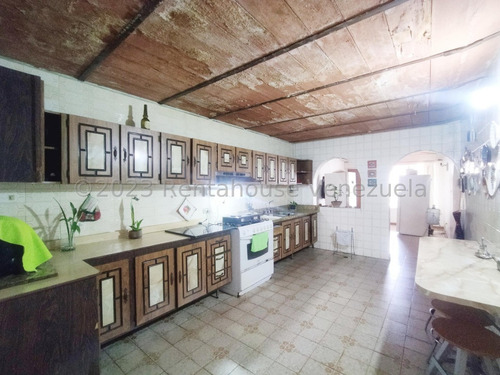 Amplia Casa En Venta Con Anexo Servicio De Internet Excelente Precio Los Samanes Maracay Estef 23-21298