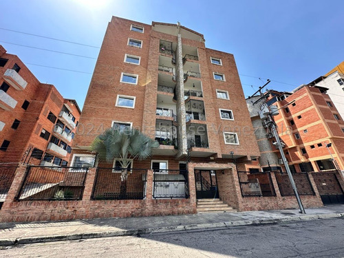 Apartamento En Venta En Urb. San Jacinto, Maracay. 24-15208. Lln