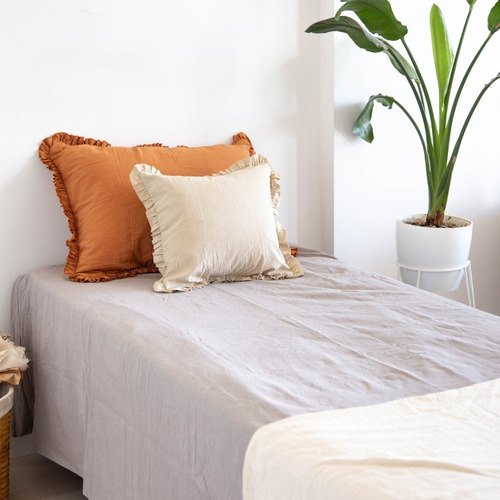 Funda De Almohada Con Volados Color Canela