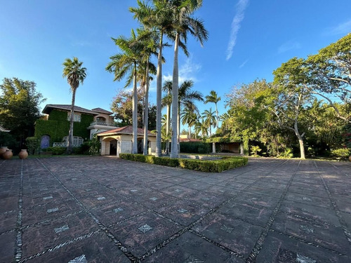 Residencia En Venta En Mérida, Col. Montecristo, Con Terreno De 6,500 M2