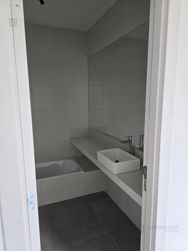 Townhouse En Venta De 3 Ambientes Con Galeria Y Jardin Privado En Oliden Joven