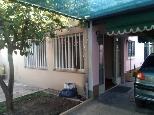 Casa En Venta - 2 Dormitorios 1 Baño - Cochera - 84,75mts2 - Morón