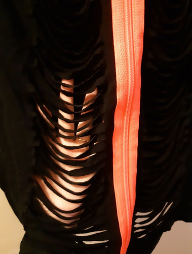 Remera Negra C Diseños Fucsia Y Espalda Rasgada Talle Único
