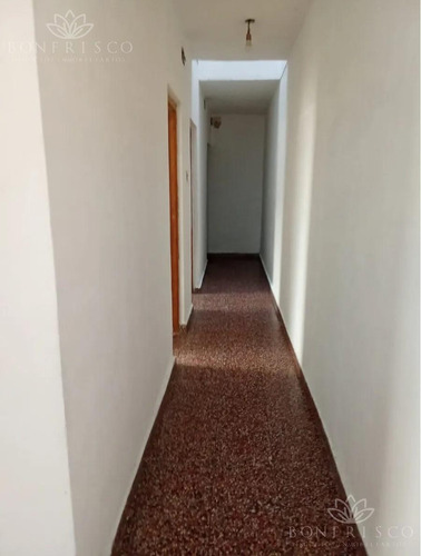 Apartamento Tipo Casita Dos Dormitorios Con Garaje Y Patio En Pocitos