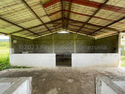 Carlos Colmenarez Felx 23-33543 Vende Finca Con 10 Hectareas Y 4.642 Mts Pozo Profundo De 80 Metros, Bomba De 14 Hp Luz Trifasica Laguna De 50 Por 40 Metros Cochinera De 30 Corrales