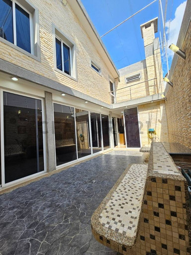 Casa En Venta Los Castores Totalmente Remodelada, Amoblada Acabados De Lujo.