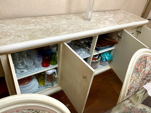 Mesa De Janta Com 8 Cadeiras E Buffet, Estilo Classico. Bege Florido