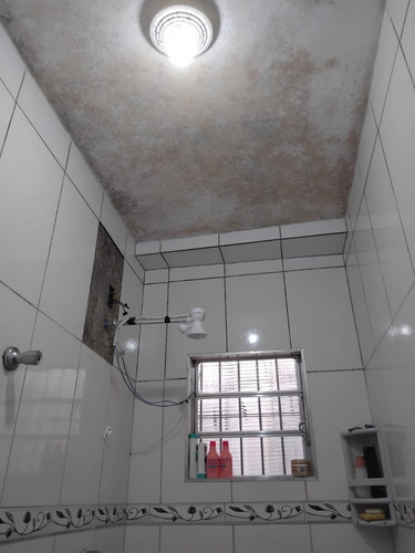 Casa Com 6 Quartos, Galpão E Banheiro.