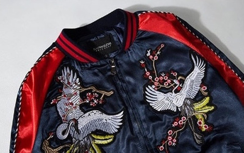 Imagen 4 de 10 de Chaqueta Bomber Bordado Japonés Grulla Azul Marino Y Rojo