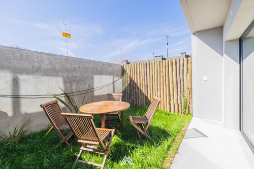 Venta casa Carrasco Norte, 2 dormitorios, con cochera incluida. Lista para ocupar.