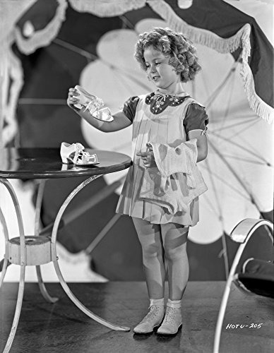 Shirley Temple Sosteniendo Un Zapato En Vestido Blanco Impre