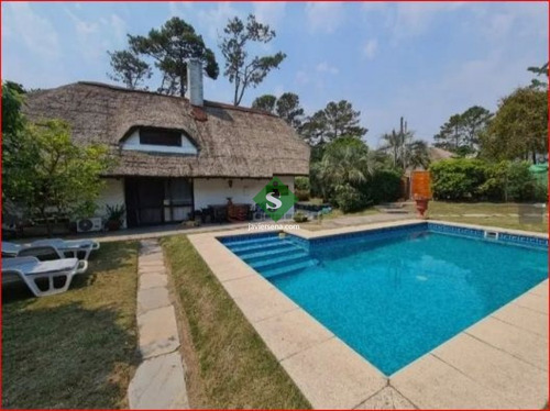 Venta Y Alquiler De Casa En Pinares, 4 Dormitrorios, 3 Baños, Piscina, Buen Lugar.- Ref: 168100