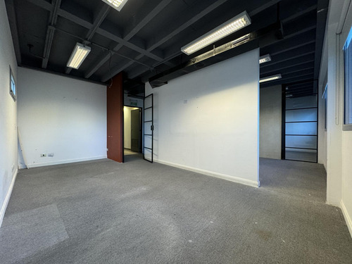 Alquiler: Oficina 3 Ambientes Con Cochera - Edificio Corporativo - Super Luminosa