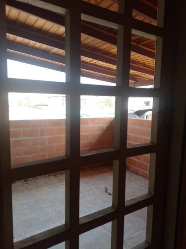 Se Vende Casa En Urb. Los Castores -san Joaquin.