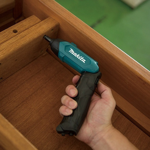 Atornillador Makita + 81 Accesorios Con Maletín. Color Turquesa Frecuencia 50hz
