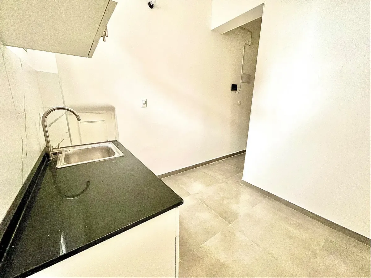 Centro Sur . Apartamento Cocina Comedor ,  2 Dormitorios , 1 Baño , 2 Terrazas , Piso Alto . G. Com $ 5.000. Excelente Estado. Andes Y 18. · Foto 5