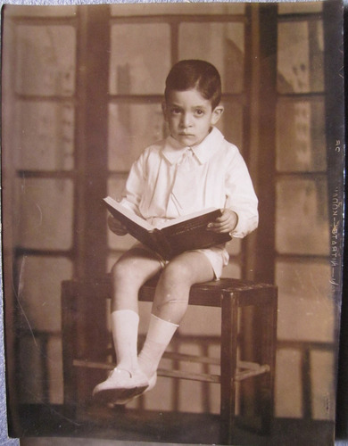 Antigua Foto De Niño Leyendo Un Libro