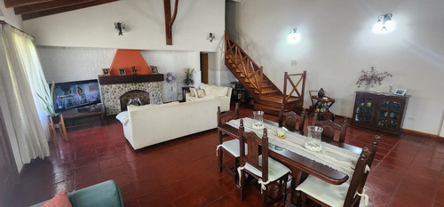 Casa 4 Ambientes C/ Garaje Y Pileta 220 M² Cub. En Lote 931 M² - Barrio Juan Grande - Laferrere