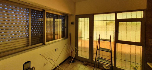 Casa En Venta - 3 Dormitorios 2 Baños - Cochera - 233mts2 - Hurlingham
