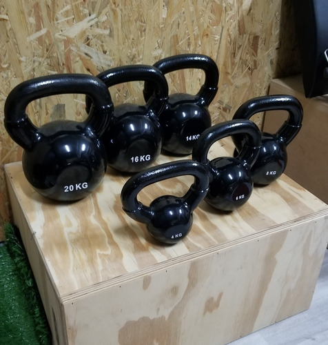 Imagen 2 de 4 de Pesa Rusa Kettlebell 10kg Fundicion Recubierta Goma Vinilica