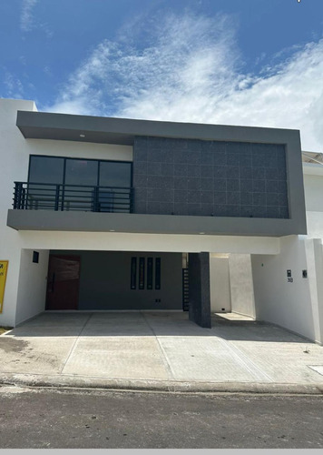 Casa En Venta En Veracruz, Con Alberca, En Fracc. Lomas De La Rioja  En La Riviera Veracruzana.