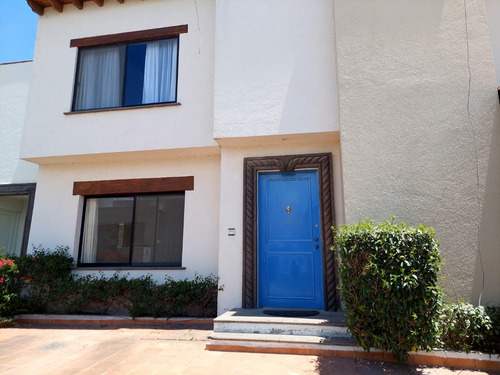 Residencia En Venta O Renta, Estilo Mexicano Moderno, Excelentes Acabados, Amplios Espacios E Iluminación Natural.
