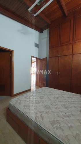 Se Vende Hermosa Casa De 1000m² De Construcción En La Urbanización La Lagunita Country Club.