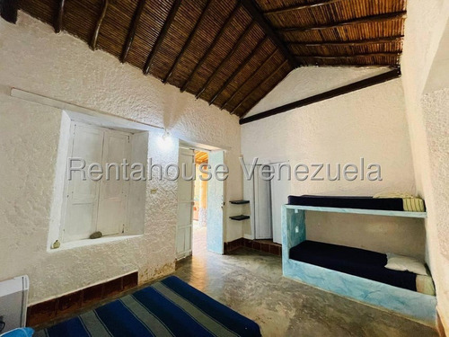 Choroní !! Hermosísima Casa De Hacienda, Estilo Colonial, Operando Actualmente Como Posada Con Servicios, 6.273 M2 Terreno, 1.000 M2 Construcc. 10 Hab., 10 Baños, 20 Pe. Proyecto De Expansión !!