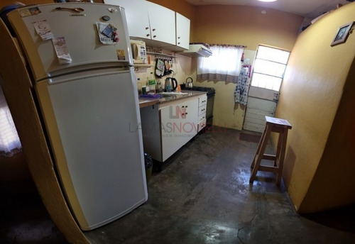 Imagen 16 de 30 de Casa Al Frente Con Prefabricada Al Fondo